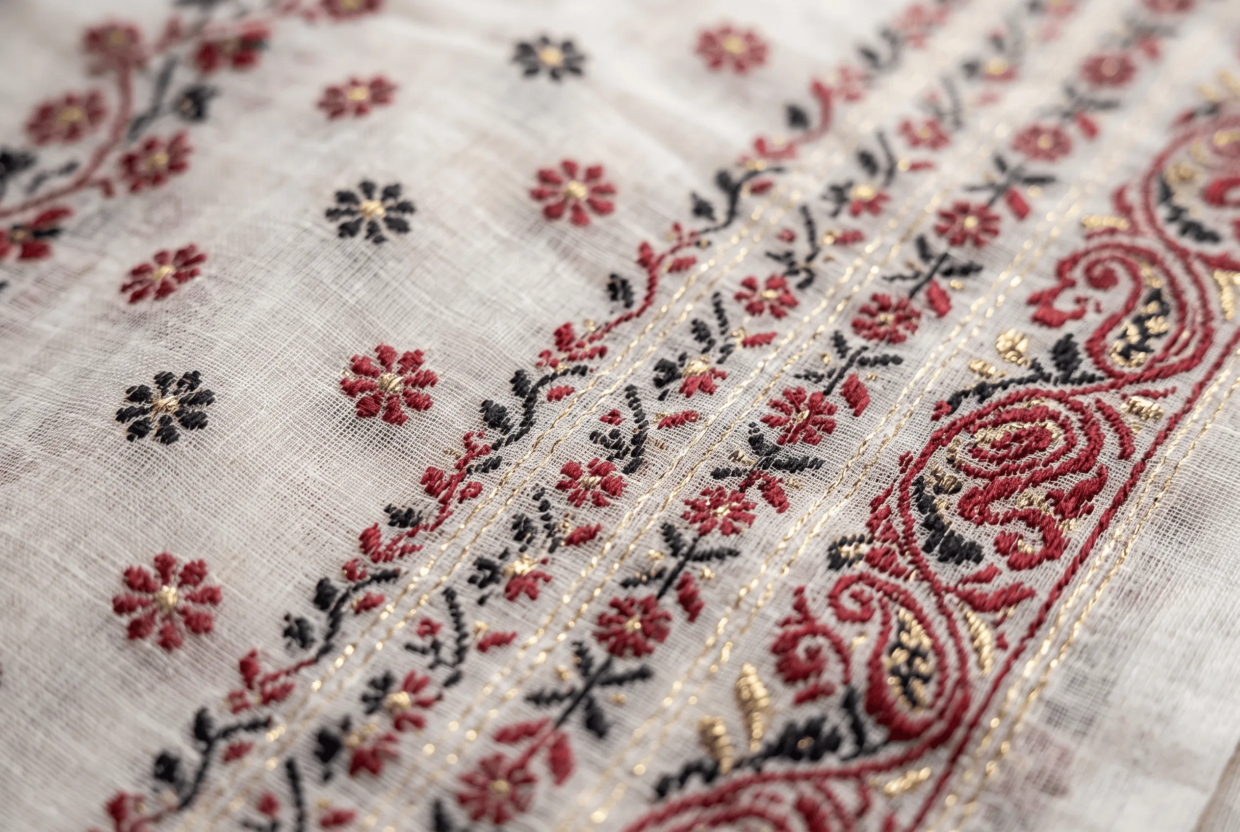 jamdani-weaver-inserting-motifs.jpg